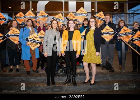 Cardiff, Galles, UK. Xii Nov, 2019. Cardiff Wales, Regno Unito, 12 novembre 2019. Jo Swinson (centro), leader del Partito europeo dei liberali democratici è raffigurato al di fuori della National Assembly for Wales Senedd edificio con sostenitori e leader della Welsh Lib Dems ha, Jane Dodds (sinistra) e il gruppo del Partito europeo dei liberali democratici Welsh il Ministro dell'istruzione, Kirsty Williams AM (a destra). Credito: Mark Hawkins/Alamy Live News Foto Stock