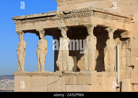 La Cariatide portico dell'Eretteo (421-407 a.C.) all'Acropoli di Atene, Grecia Foto Stock