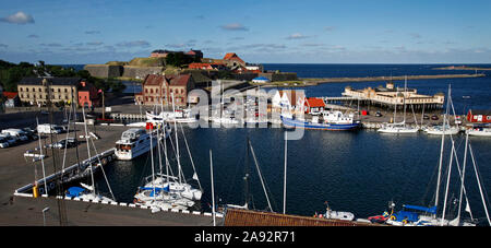 Il porto, con Varberg della fortezza, nella città di Varberg. Foto Jeppe Gustafsson Foto Stock