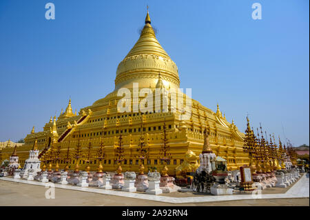 Shwezigon Pagoda, tempio buddista; Bagan, Regione Mandalay, Myanmar Foto Stock