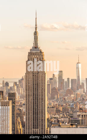 New york, Stati Uniti d'America - 17 Maggio 2019: New York skyline della città con l'Empire State Building al tramonto Foto Stock