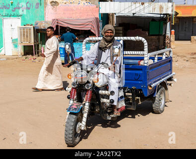 Uomo sudanese che guida un triciclo motorizzato; Abri, Stato del Nord, Sudan Foto Stock