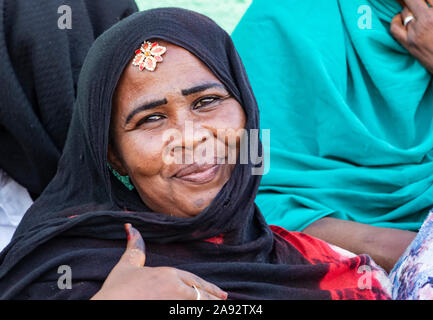 Donna che partecipa alla cerimonia devozionale del dhikr (ricordo di Allah) alla moschea di Hamid el-Nil; Omdurman, Khartoum, Sudan Foto Stock