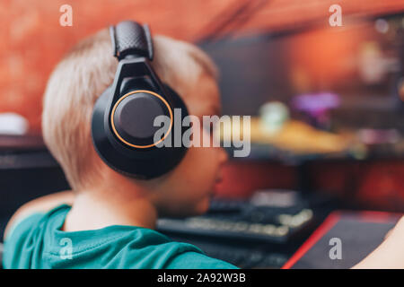 Little Boy giochi sul computer Foto Stock