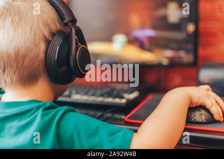 Little Boy giochi sul computer Foto Stock