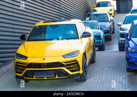 Lamborghini Urus super SUV in street city. La Russia, San Pietroburgo. Il 28 ottobre 2018 Foto Stock