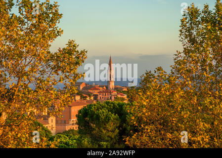 Autunno a Perugia. Vista della splendida Perugia centro storico medievale e della campagna umbra con la mitica San Pietro campanile esagonale e autu Foto Stock