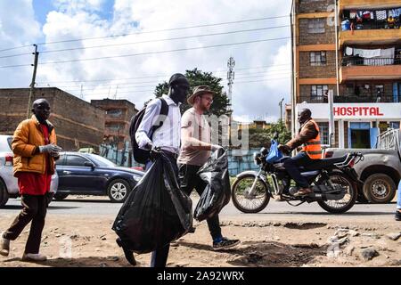 Nairobi, in Kenya. 8 Novembre, 2019. I partecipanti durante un esercizio di pulizia di camminare con i sacchi della spazzatura in una strada a Kasarani.Global ingredienti in plastica produttore, Dow Chemical Company ha eseguito una consapevolezza e progetto di pulitura doppiato #projectbutterfly che mira a ridurre i rifiuti plastici nell'ambiente e la promozione di economia di circolare attraverso il partenariato con le imprese di riciclaggio. Credito: James Wakibia SOPA/images/ZUMA filo/Alamy Live News Foto Stock