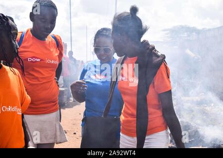 Nairobi, in Kenya. 8 Novembre, 2019. I partecipanti durante un esercizio di pulitura sono visti a piedi attraverso il fumo proveniente da un pneumatico di masterizzazione in Kasarani.Global ingredienti in plastica produttore, Dow Chemical Company ha eseguito una consapevolezza e progetto di pulitura doppiato #projectbutterfly che mira a ridurre i rifiuti plastici nell'ambiente e la promozione di economia di circolare attraverso il partenariato con le imprese di riciclaggio. Credito: James Wakibia SOPA/images/ZUMA filo/Alamy Live News Foto Stock