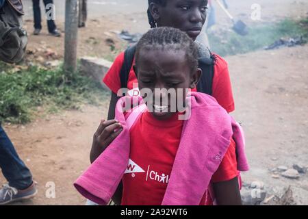 Nairobi, in Kenya. 8 Novembre, 2019. Una giovane ragazza che partecipano a un clean up esercizio di Kasarani.Global ingredienti in plastica produttore, Dow Chemical Company ha eseguito una consapevolezza e progetto di pulitura doppiato #projectbutterfly che mira a ridurre i rifiuti plastici nell'ambiente e la promozione di economia di circolare attraverso il partenariato con le imprese di riciclaggio. Credito: James Wakibia SOPA/images/ZUMA filo/Alamy Live News Foto Stock