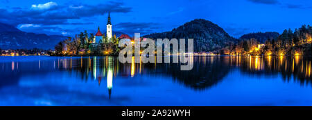 Un pellegrinaggio alla chiesa dell Assunzione di Maria island Chiesa riflessa nel lago di Bled Slovenia, l'Europa. Foto Stock