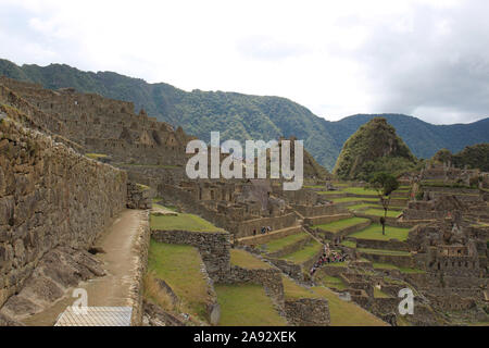 Una sezione di Machu Picchu compresi Nusta la camera da letto, il Tempio del Sole, il prigioniero di zona la zona industriale e il tempio principale tra le altre b Foto Stock