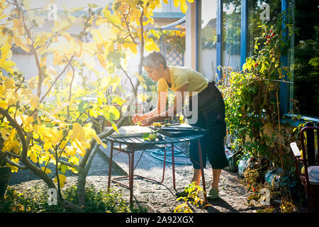 Donna in giardino Foto Stock