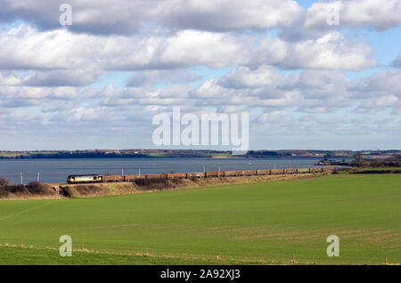 Una classe 60 locomotiva diesel numero 60054 lavorando un treno di pietra si svuota vicino Bradfield sul ramo di Harwich. Foto Stock