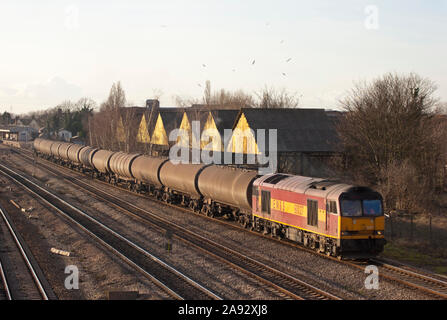 Una classe 60 locomotiva diesel numero 60027 workinga treno del carrello vuoto serbatoi di olio a West Drayton. Foto Stock