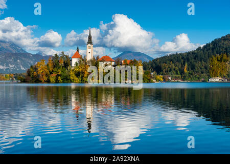 Un pellegrinaggio alla chiesa dell Assunzione di Maria island Chiesa riflessa nel lago di Bled Slovenia, l'Europa. Foto Stock