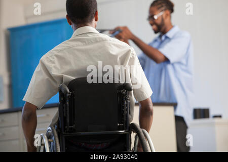 Due studenti che hanno avuto meningite spinale lavorando in una scienza laboratorio Foto Stock