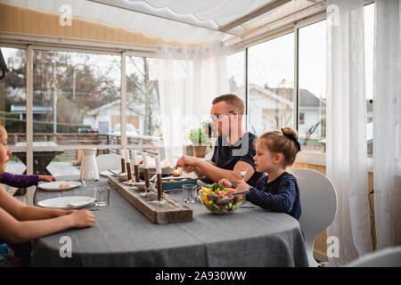 Padre e figlia avendo pranzo Foto Stock