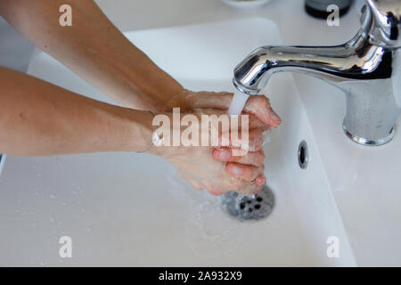 Donna lavaggio delle mani Foto Stock
