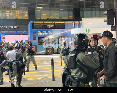 Centrale/Hong Kong- 13 Novembre 2019: il lavoratore partecipa alla partita in centrale. Dopo la maschera anti legge è lanciato, le persone ancora sostenere la protesta. Foto Stock