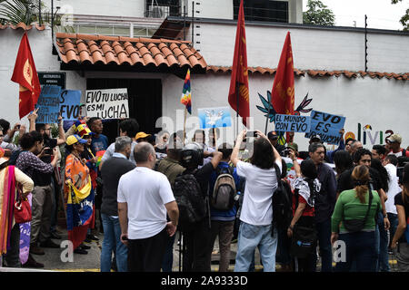 La folla di tifosi presso l ambasciata Boliviana durante la protesta.i sostenitori dei movimenti sociali e il venezuelano della gioventù comunista protesta a sostegno dell ex presidente Evo Morales di fronte all'ambasciata boliviana. Il presidente del paese si è dimesso dopo una forte protesta contro la sua rielezione e per aver rifiutato di condurre una verifica dei voti. Foto Stock