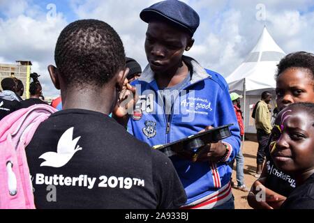 Una faccia pittore decora una ragazza che partecipano a un esercizio di pulitura in Kasarani.Global ingredienti in plastica produttore, Dow Chemical Company ha eseguito una consapevolezza e progetto di pulitura doppiato #projectbutterfly che mira a ridurre i rifiuti plastici nell'ambiente e la promozione di economia di circolare attraverso il partenariato con le imprese di riciclaggio. Foto Stock