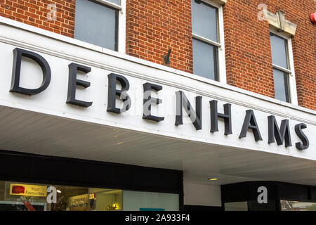 Salisbury, Regno Unito - 3 Agosto 2019: il logo Debenhams sopra l'entrata al loro negozio nella città di Salisbury nel Regno Unito. Foto Stock