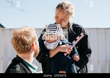 I genitori con bambino Foto Stock