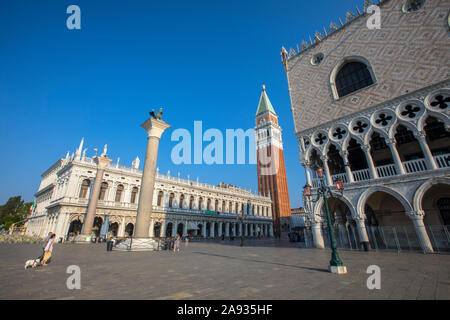 Vista dalla piazzetta di San Marco nella città di Venezia, Italia. L'esterno del Palazzo Ducale, noto anche come il Palazzo dei Dogi si trova sul lato destro Foto Stock