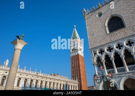 Vista dalla piazzetta di San Marco nella città di Venezia, Italia. L'esterno del Palazzo Ducale, noto anche come il Palazzo dei Dogi si trova sul lato destro Foto Stock