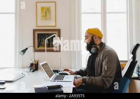 Uomo in ufficio Foto Stock