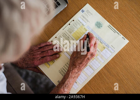 Donna documenti di riempimento Foto Stock