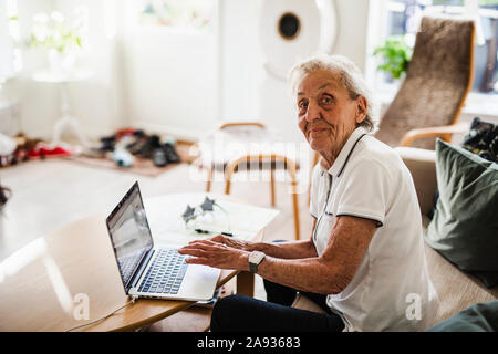 Donna con notebook Foto Stock