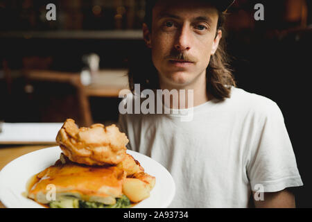 Uomo in ristorante Foto Stock