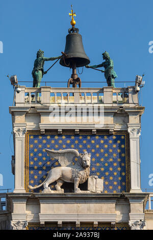 I mori colpisce le ore nella parte superiore di San Marco Della Torre Dell'Orologio di Piazza San Marco a Venezia, Italia. Foto Stock