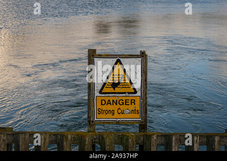 Pericolo forti correnti firmare dal fiume Hamble in Hampshire Foto Stock