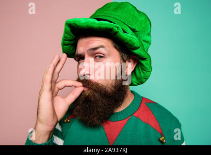 Semplicemente perfetto. Natale ELF. Concetto di Elf. Felice celebrazione. Barbuto ELF. Winter Carnival. Il giorno di San Patrizio. Hipster con la barba indossando partito verde cos Foto Stock