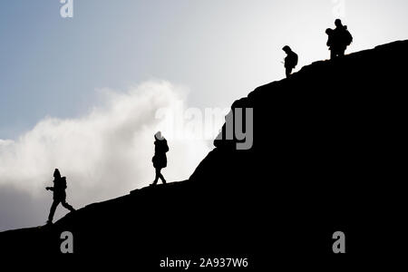 Stagliano walkers sul Haytor, Dartmoor Devon, Inghilterra, Regno Unito Foto Stock