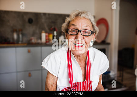 Ritratto di donna sorridente Foto Stock