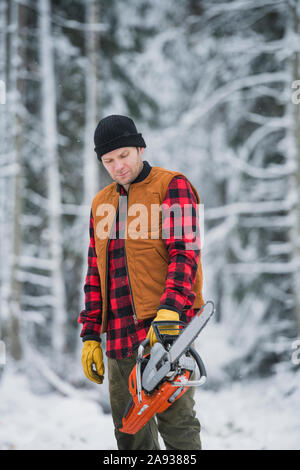 Lumberjack in foresta Foto Stock