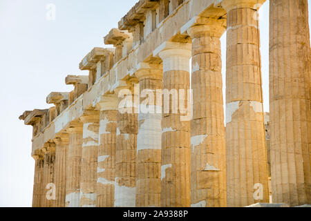 Primo piano di colonne/colonnato del Partenone, sulla sommità dell'Acropoli di Atene, Grecia Foto Stock