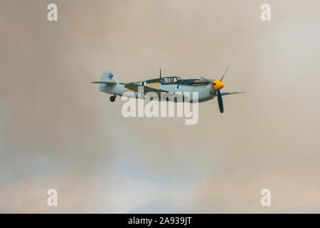 Hispano HA-1112-M4L due seat dual control Buchon Me109, volare attraverso il fumo. Inghilterra, Regno Unito Foto Stock