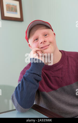 Ritratto di un giovane felice con sindrome di Down a. casa Foto Stock