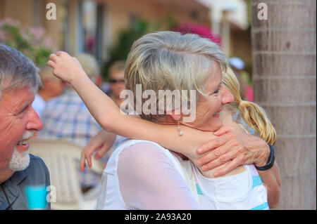 Nonni amorevoli e nipote abbracciano Foto Stock