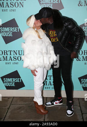 Vanessa Feltz e Ben Ofoedu arrivare al lancio di Skate a Somerset House con Fortnum & Mason, at Somerset House, Londra. Foto Stock