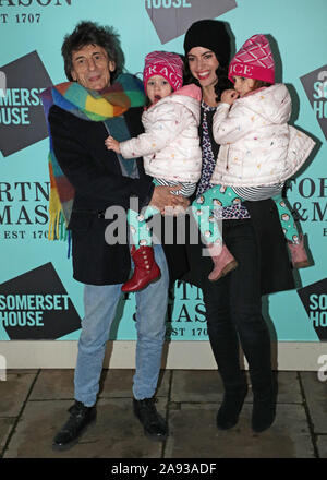 Ronnie Wood con sua moglie Sally Humphreys e le loro due figlie Alice in legno di rosa e Gracie Jane legno, arrivando al lancio di Skate a Somerset House con Fortnum & Mason, at Somerset House, Londra. Foto Stock