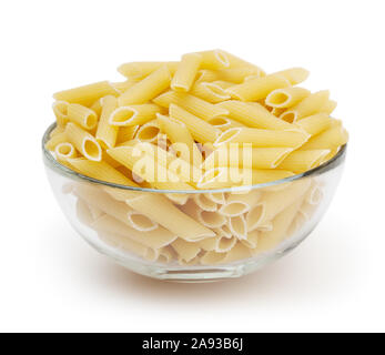 Penne a secco la pasta in un recipiente isolato su sfondo bianco con tracciato di ritaglio Foto Stock