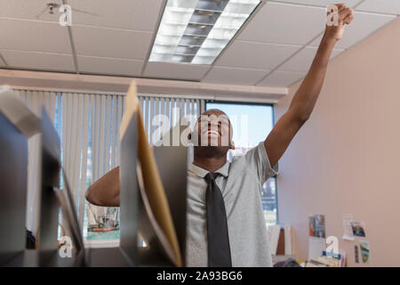 Ritratto di felice afroamericano con autismo che lavora un ufficio Foto Stock
