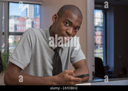 Ritratto di felice afroamericano con autismo che lavora un ufficio Foto Stock