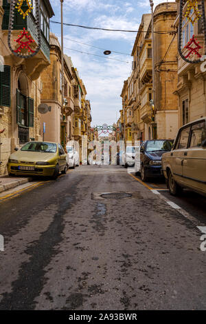 Strada di Senglea decorata con festoni per la festa di paese Foto Stock